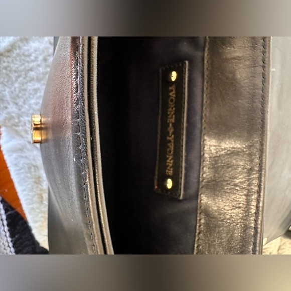 Yvonne Yvonne chain and leather shoulder bag purse black gold accents - Picture 6 of 9